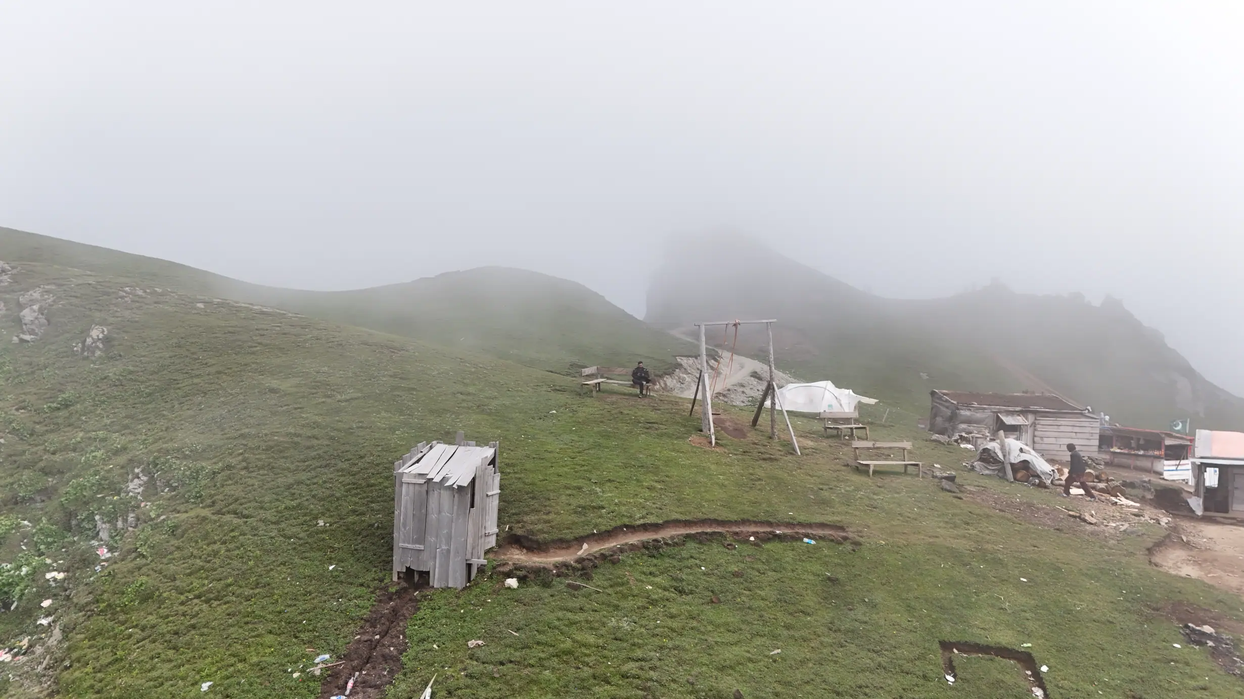 Clouds and fog covering Badgoi Pass
